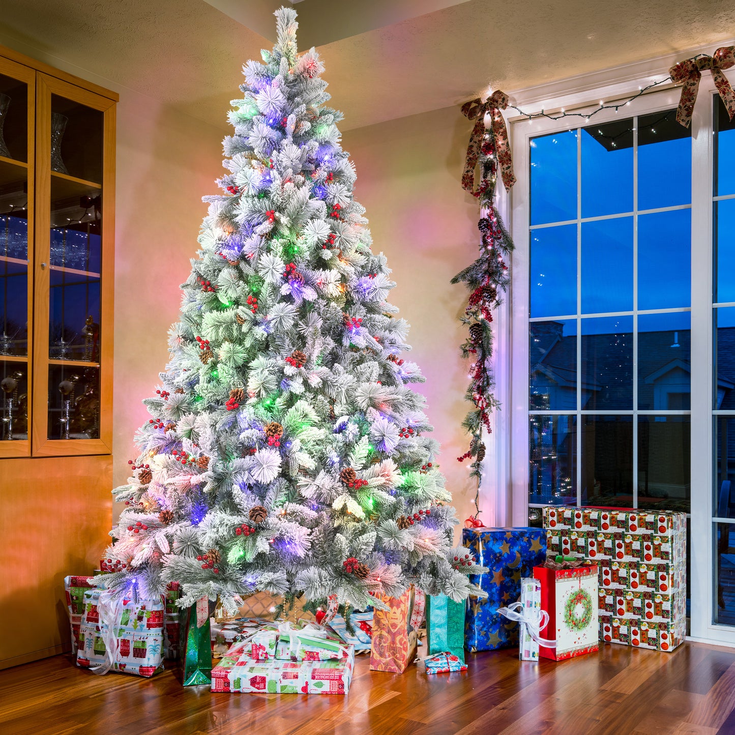 Qunler Pre-Lit Snow Flocked Christmas Tree, 7.5ft Artificial Snowy Pine Tree with 8 LED Light Modes & Sturdy Metal Base, Ideal for Home Office Party Xmas Holiday Decorations